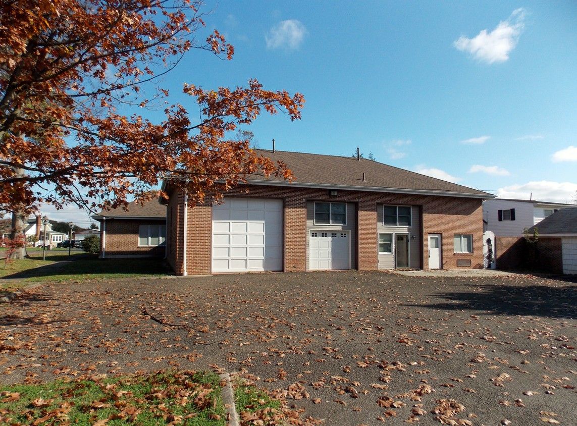 275 Yardley Ave, Levittown, PA 19054